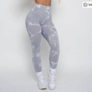 Like new Marble Tie Dye Light grey scrunch butt leggings large